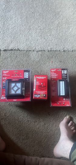 3 Milwaukee Work Lights w/ Charger
