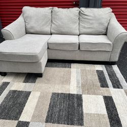 Sectional Reversible Couch!! Delivery Available 🚚!! Dimensions: 92” Length x 37” Height x 40”Depth ( 63” Depth Longer Section)