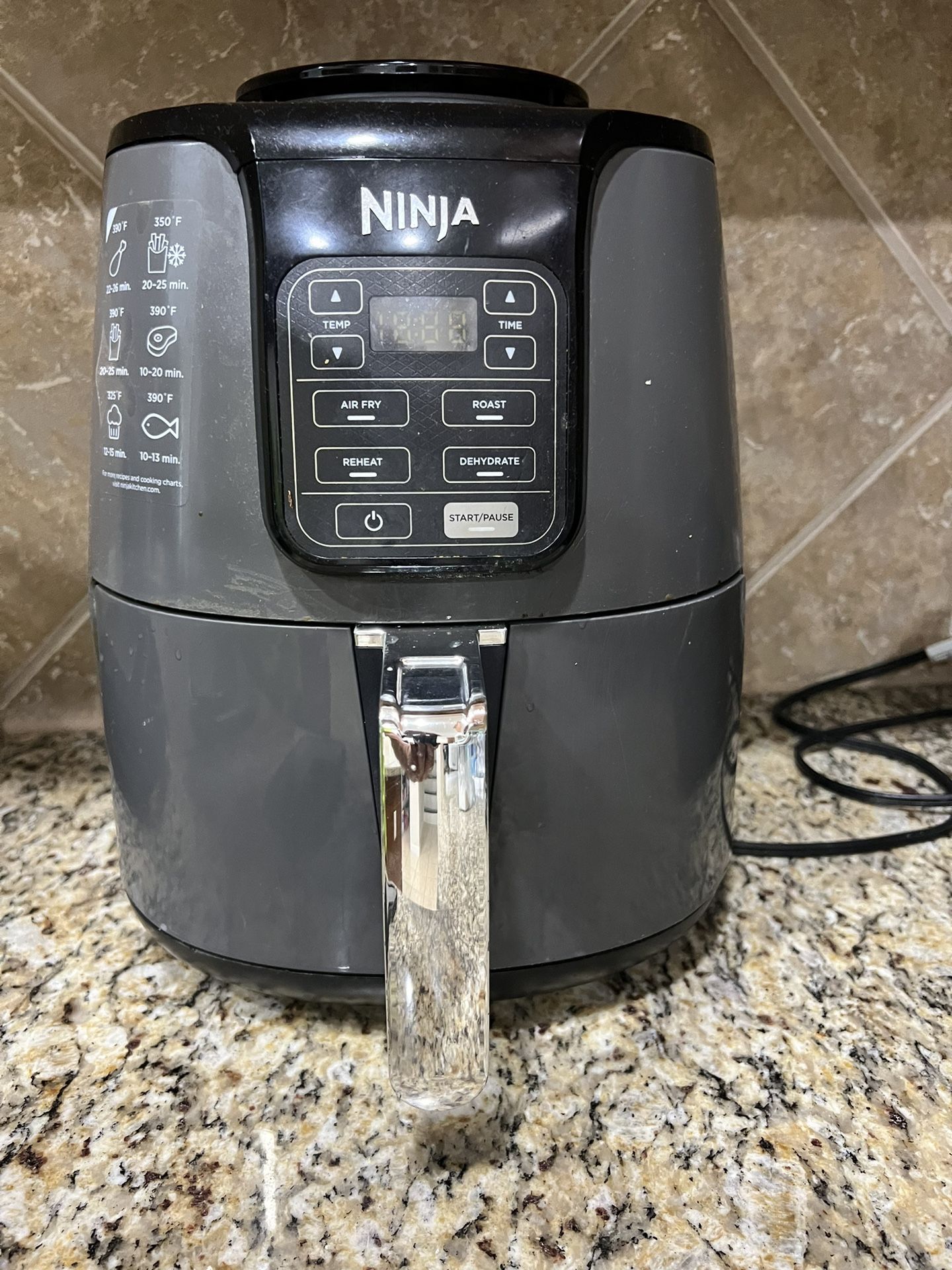 Ninja AF101 Air Fryer that Crisps, Roasts, Reheats, & Dehydrates, for Quick, Easy Meals, 4 Quart Capacity, & High Gloss Finish, Grey