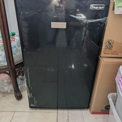 Magic, Chef, Mini Refrigerator With Freezer 4.4 Cu Ft. for Sale in Los