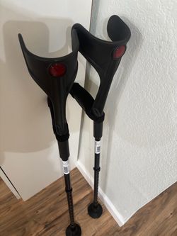 New Open Box Kmina Forearm Crutches