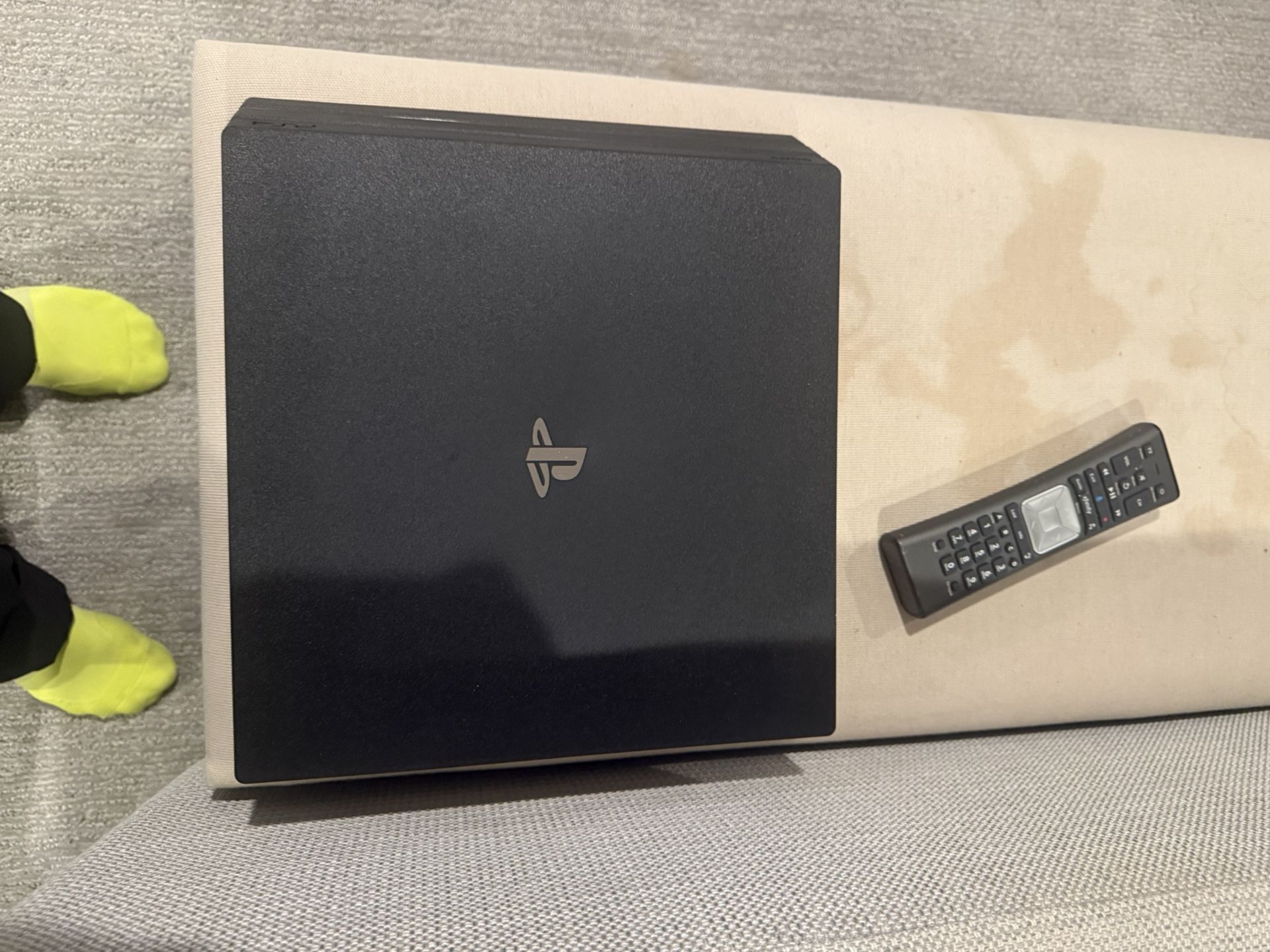 PS4 PRO W 2 DualShock Controllers