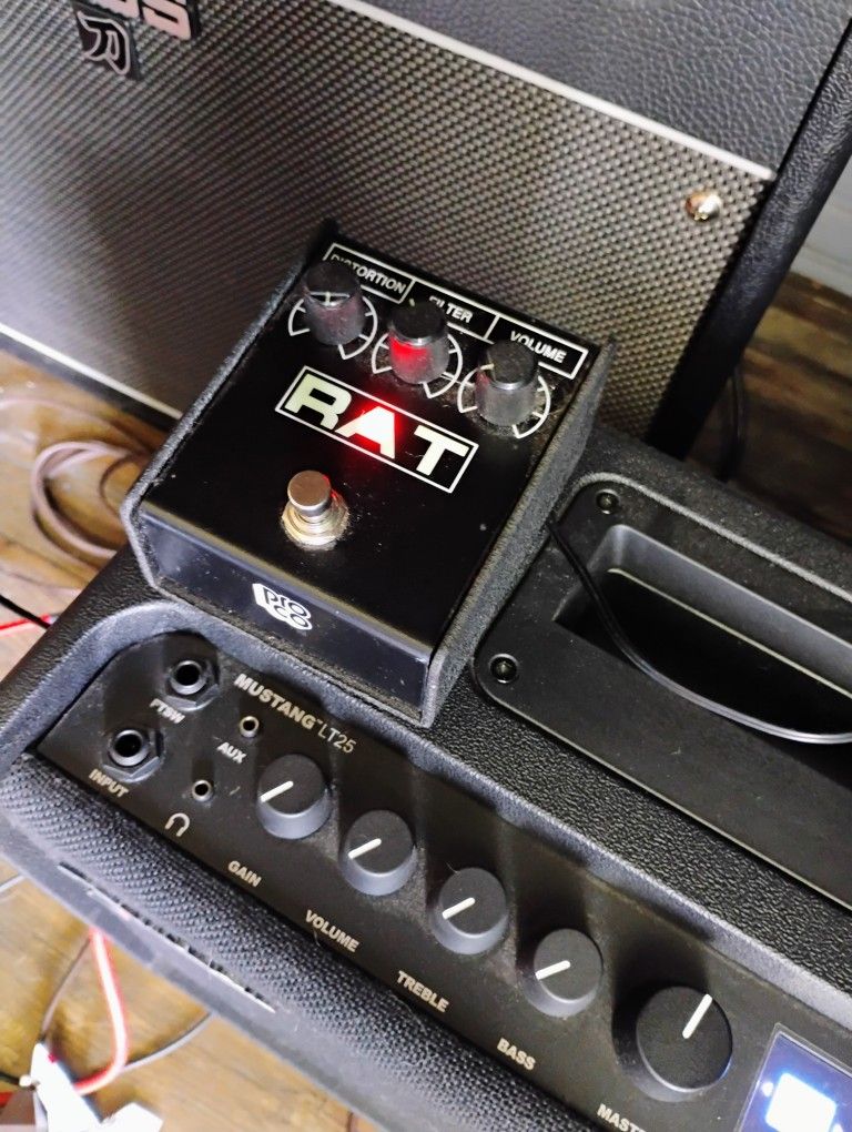 Excellent Condition Fender Mustang LT25 Amp And Proco Rat V2