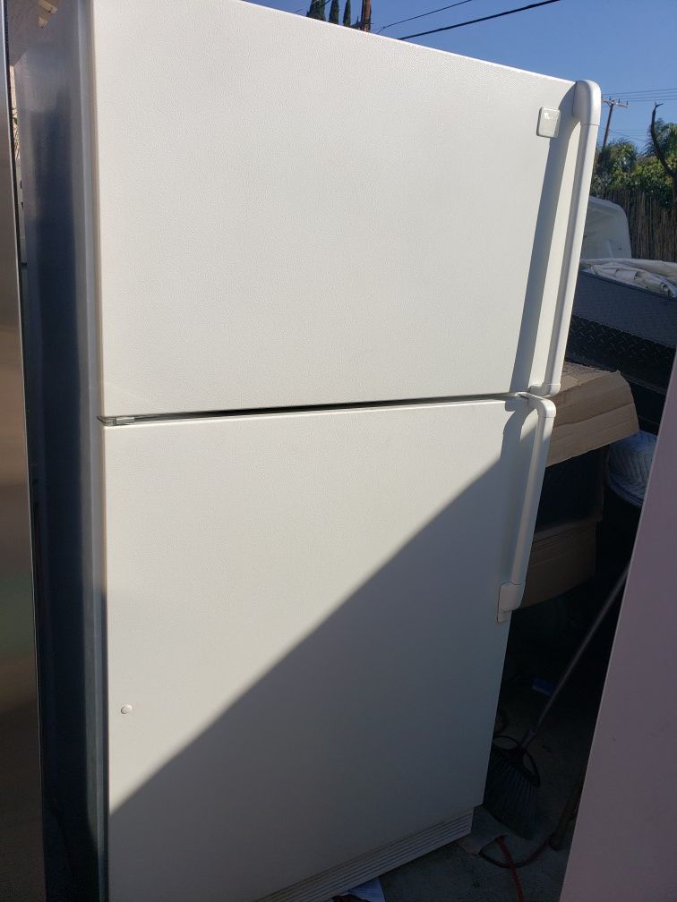 Refrigerator working in good conditions 35y 69h
