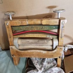 Antique hand ringer dryer very good condition for age price firm