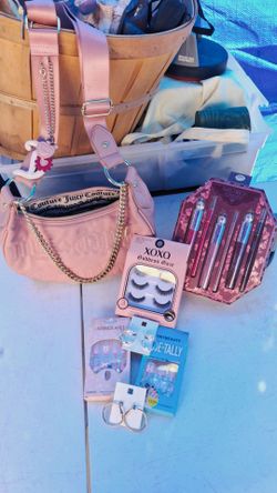 JUICY COUTURE PURSE + BEAUTY ACCESSORIES