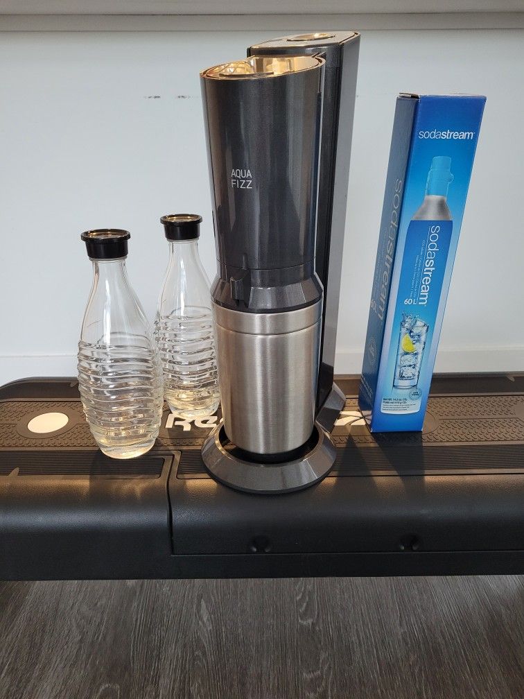 Soda Stream Aqua Fizz Sparking Water Machine, 2x Glass Bottles, 1x 60L New Co2, 2x Co2 Refill Canister, Excellent Condition 