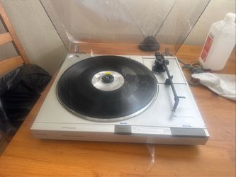 MAGNAVOX RECORD PLAYER