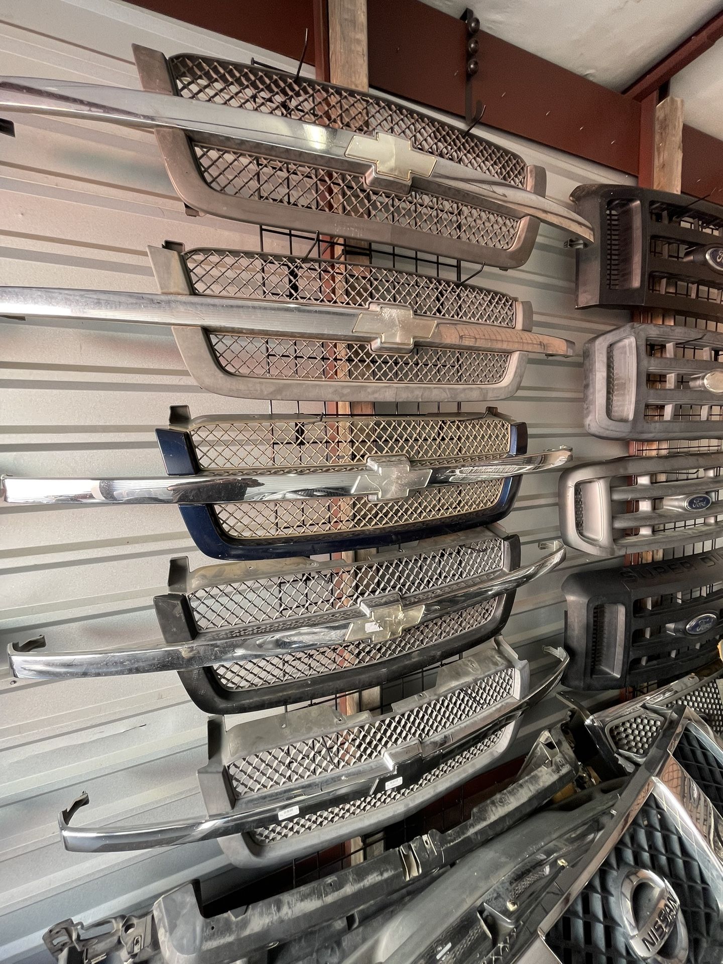 Chevy Silverado Avalanche Grille