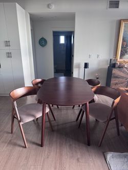 Mid-Century Modern Round Dining Table with 4 Chairs