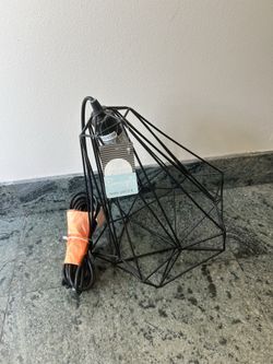 Geometric shaped wire pendant light