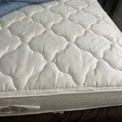 I am selling a Quenn type mattress and box.