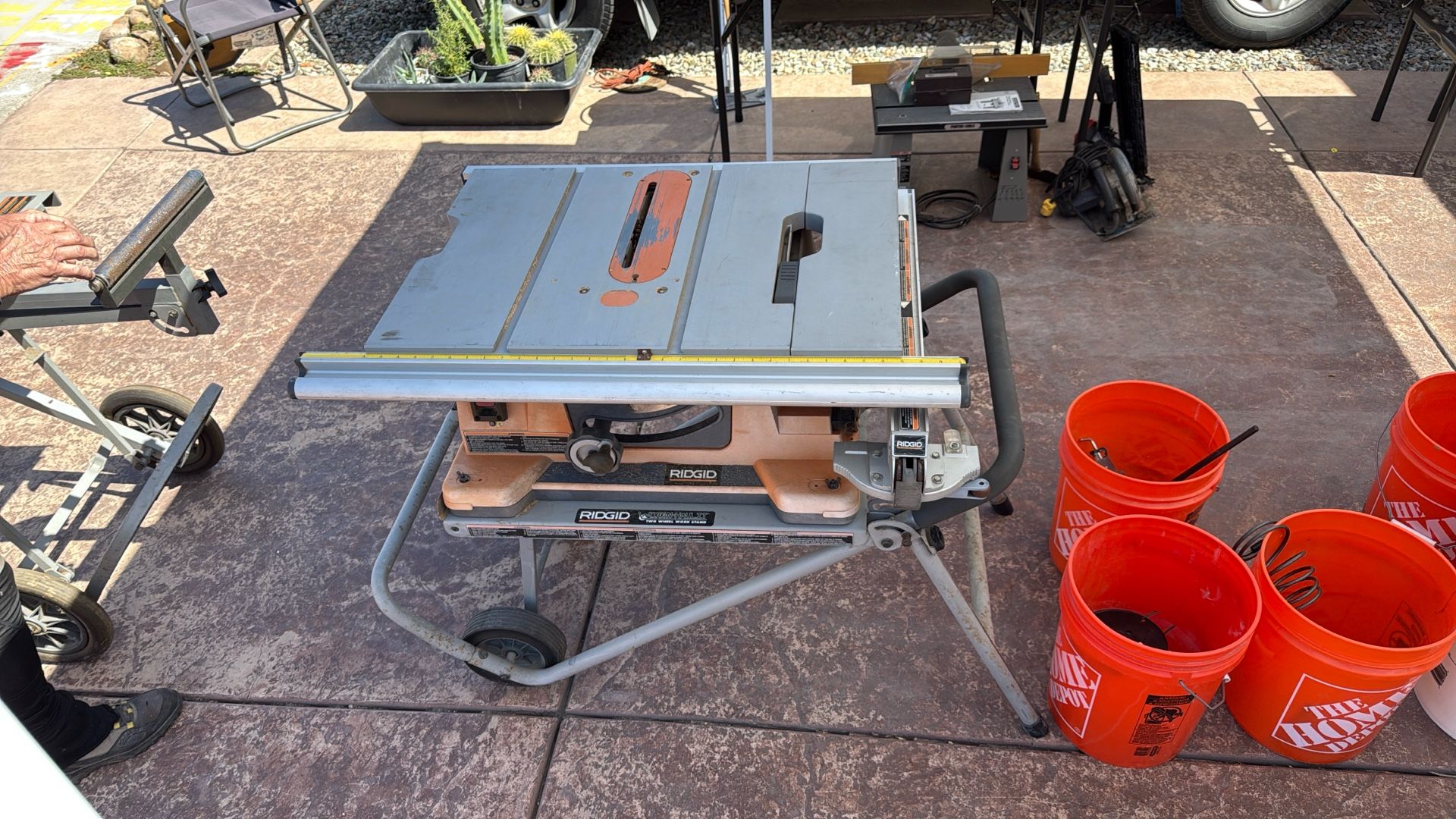 RIDGID TABLE SAW WITH MOBILE STAND