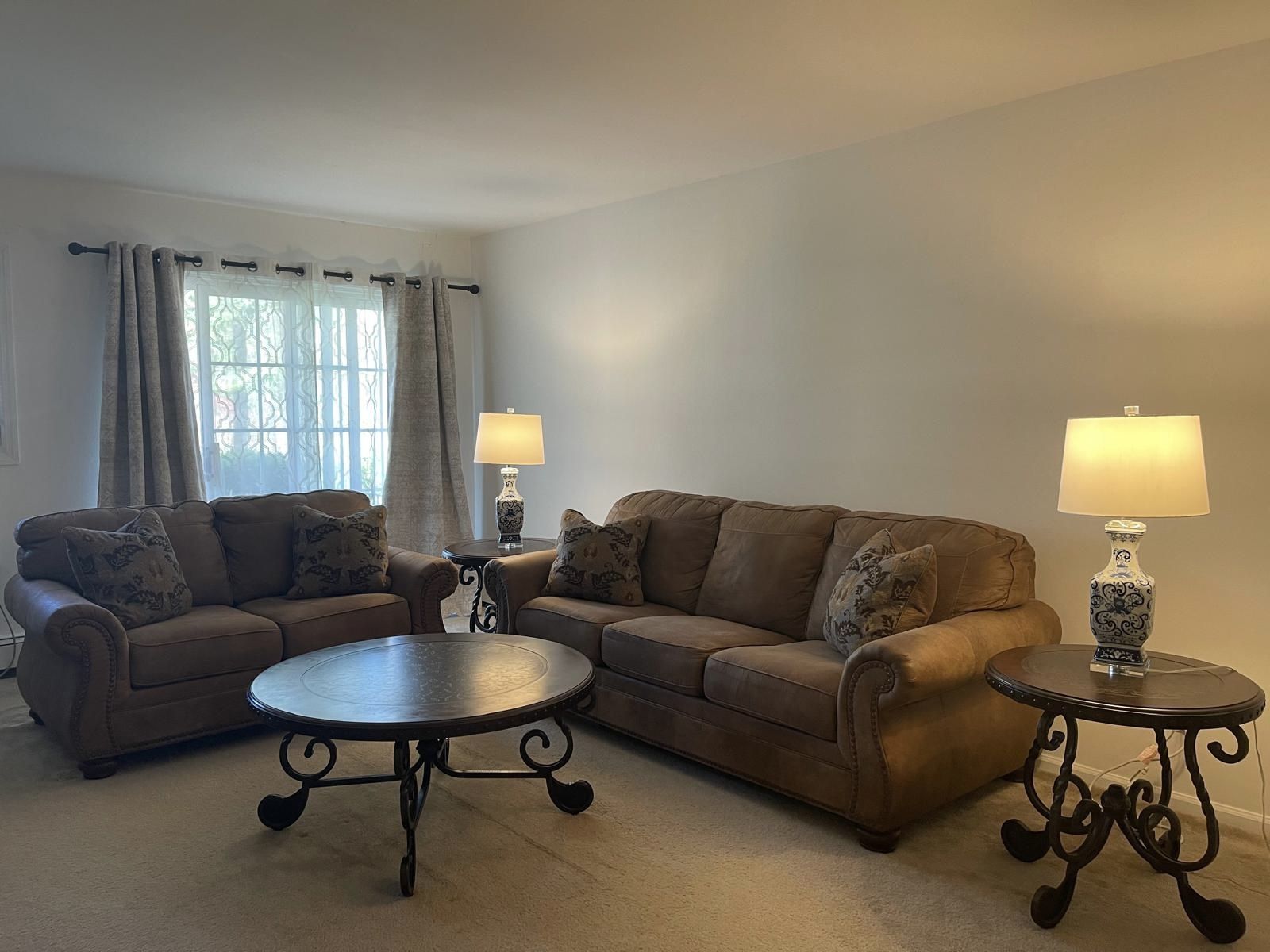 Living Room Set – 5 Piece – Excellent Condition – Must Go