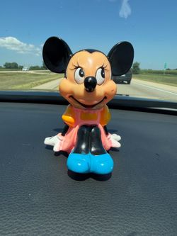 Mini Mouse Vintage Plastic Bank. Is a lil discolored & has scratches see pics