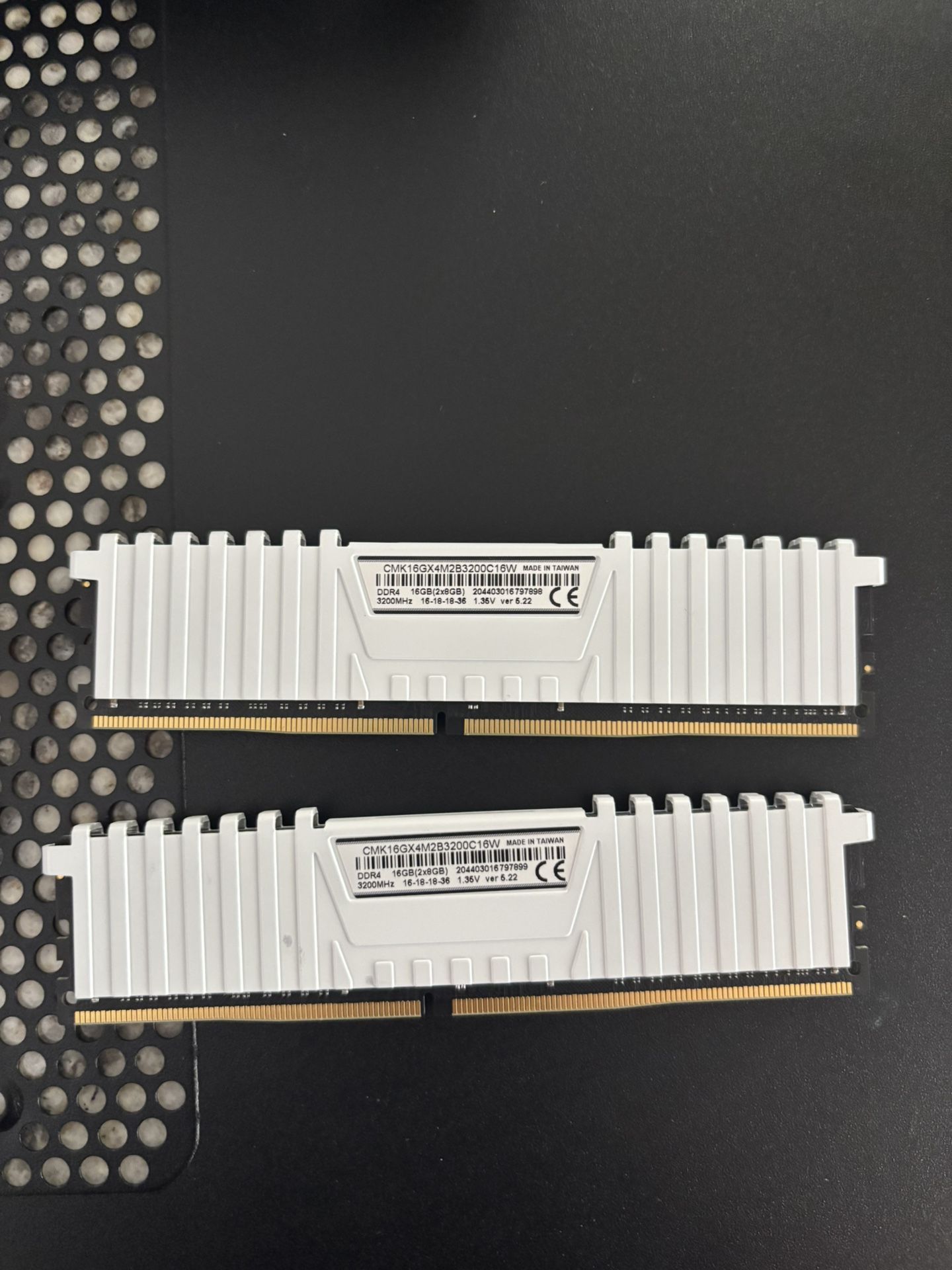 Corsair Vengeance LPX 16 GB (2 x 8 GB) DDR4-3200 CL16 Memory 40$