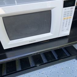 Microwave works good location in North Raleigh 