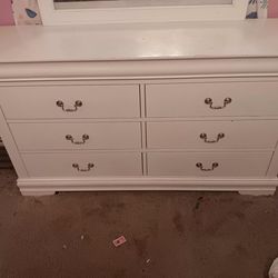Dresser With Mirror