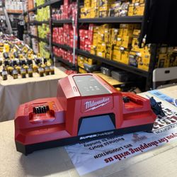 Milwaukee M18™ 18V Dual Bay Simultaneous Super Charger 