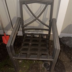 set of four outdoor metal chairs in good condition no  rust in good condition needs cushions