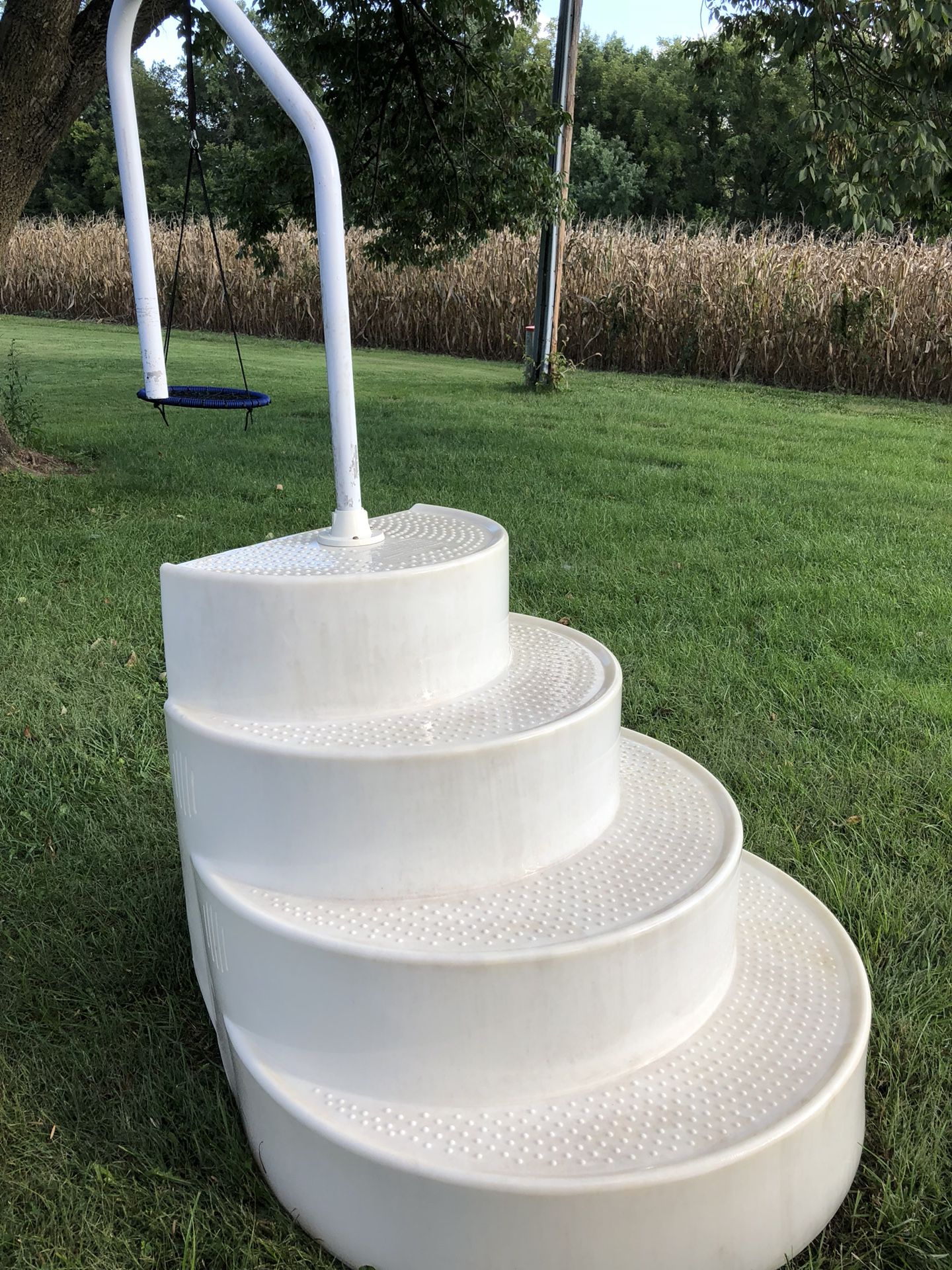 Wedding cake pool steps
