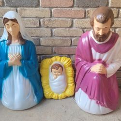 Christmas Nativiy Set, 3 Piece Set, Holy Family includes Virgen Mary, Joseph and Baby Jesus, Includes Light Cords, Retired, Great Condition.