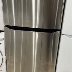LG Refrigerator 33” Wide Top Freezer In Stainless Steel 