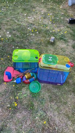 Gerbil habitat and extra travel cage