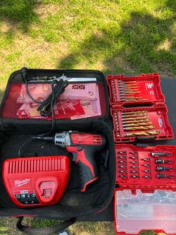 Milwaukee M12 Cordless Compact Drill/Driver + Drill & Drive Bit Set (No battery)