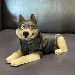 This is a husky statue not much to say just looks like a normal husky statue appears to be intact
