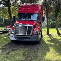 DD 15 engine automatic 2015 Cascadia, Exterior: Red • Interior: Grey Fuel type: Diesel