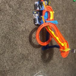 Hot Wheels Get It Before It’s To Late It’s A Trac With 4 Cars With It And It Gone By 30 It Y’all If Not Keeping It