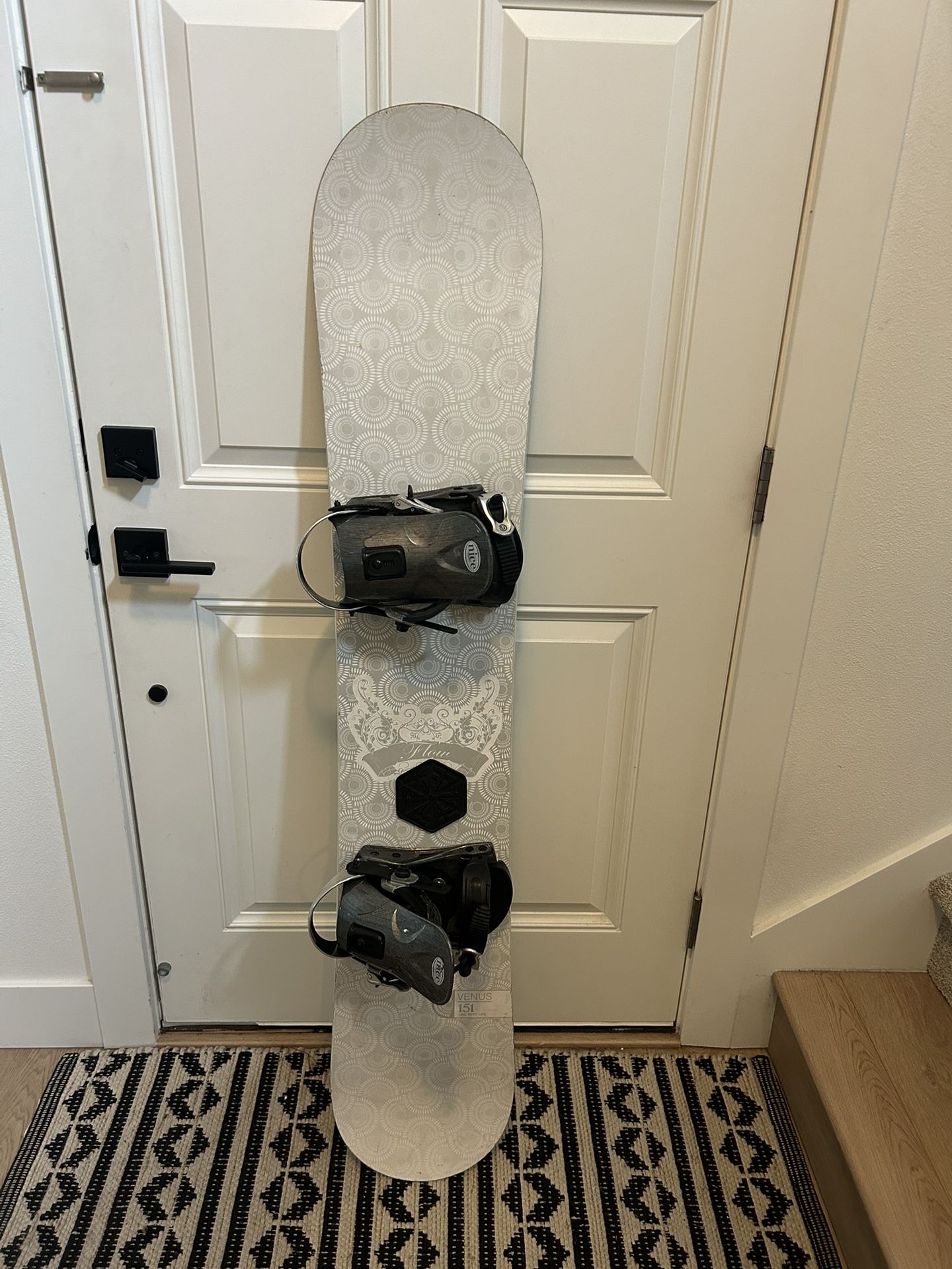 Snowboard - Flow - 151cm and Nice Bindings - Medium/Large