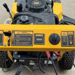 2019 DEWALT 382cc 33” Self-propelled Wall Behind Mower