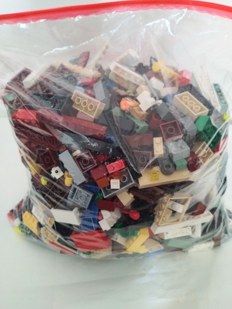 Lego 5.2 Pound Bag of Parts and Minifigure Pieces