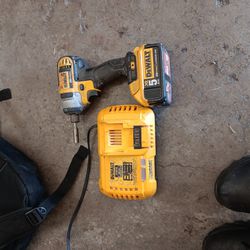 Dewalt Set .fast Charger 20vmax Drill W/ Battery Fully Charged
