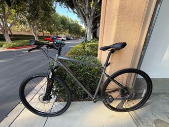 Giant Roam Large Bike w Upgrades in Great Condition