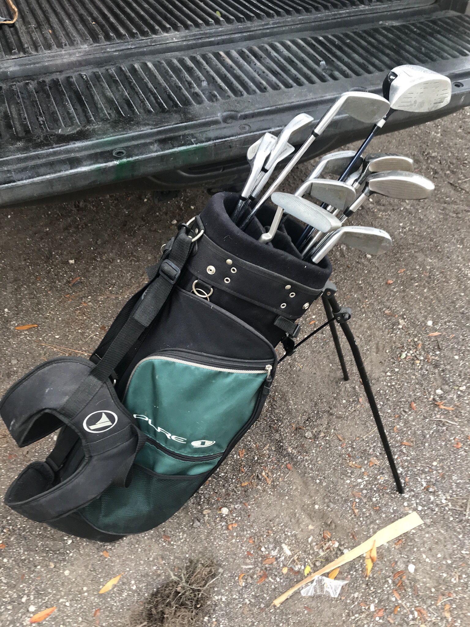 Complete  Golf Club Set W/ Drivers Putters Bags And 25+ Balls 