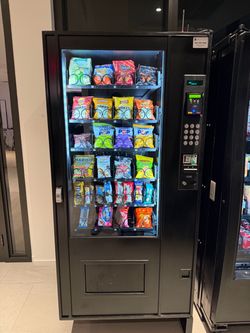 Snack vending machine