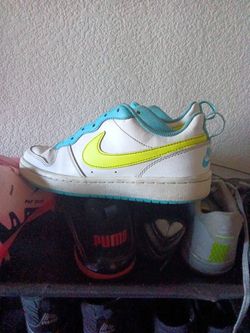 Nike kids shoes size 4