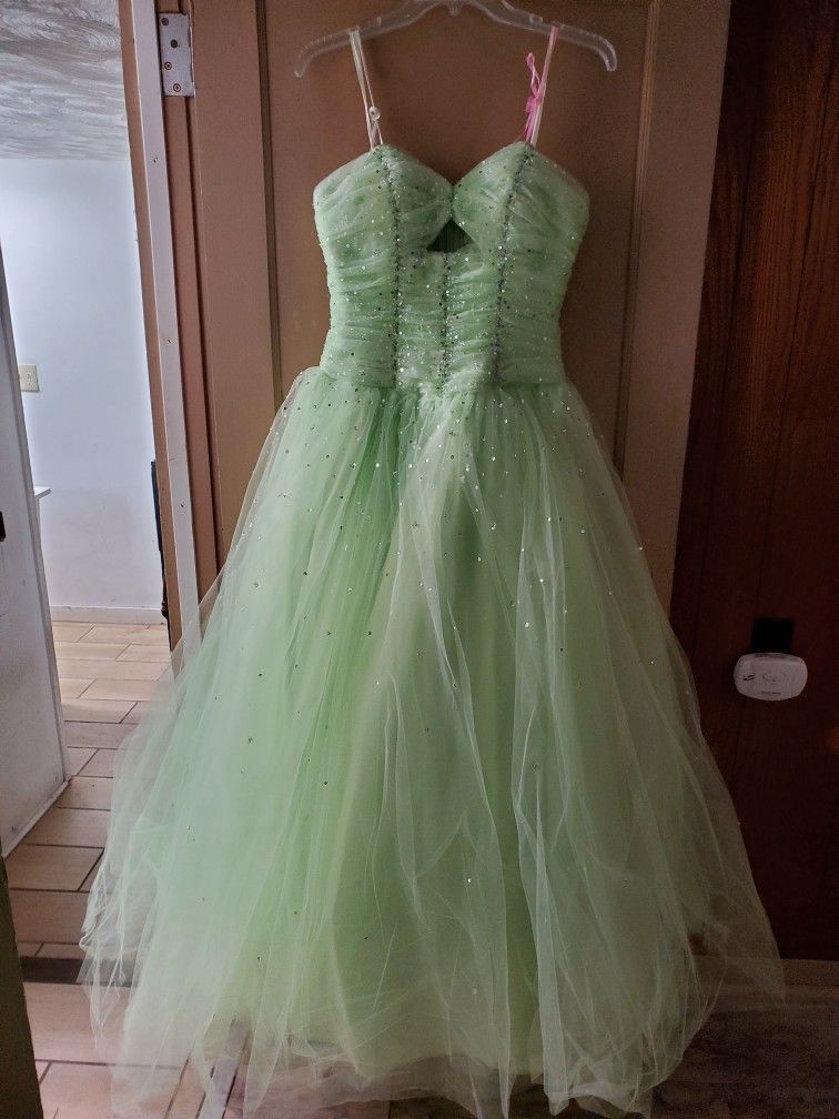 Excellent Condition And Clean Prom Dresses 