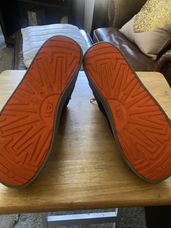 Big Kids Size 6 (Women’s Size 8) Navy Blue Uggs, Like New!