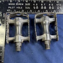 Bike Pedals Pair Metal Platform L/R Threaded Spindles Used