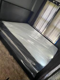 King Size Bed Set!!