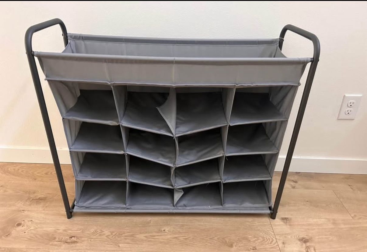 Shoe storage shelf