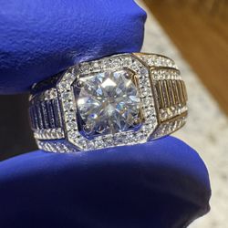 5mm Moissanite Halo Ring – Iced-Out Luxury Design