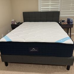 Like New Dreamcloud Premier Hybrid Queen Mattress