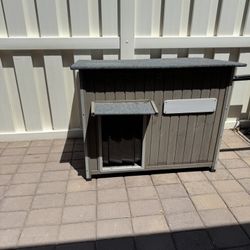 PETSCOSSET Outdoor Dog House – Excellent Condition 