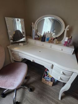 Vanity desk with pink heart chair