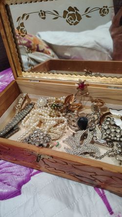 Vintage costume,selling vintage all jewlery,and old jewelry box together